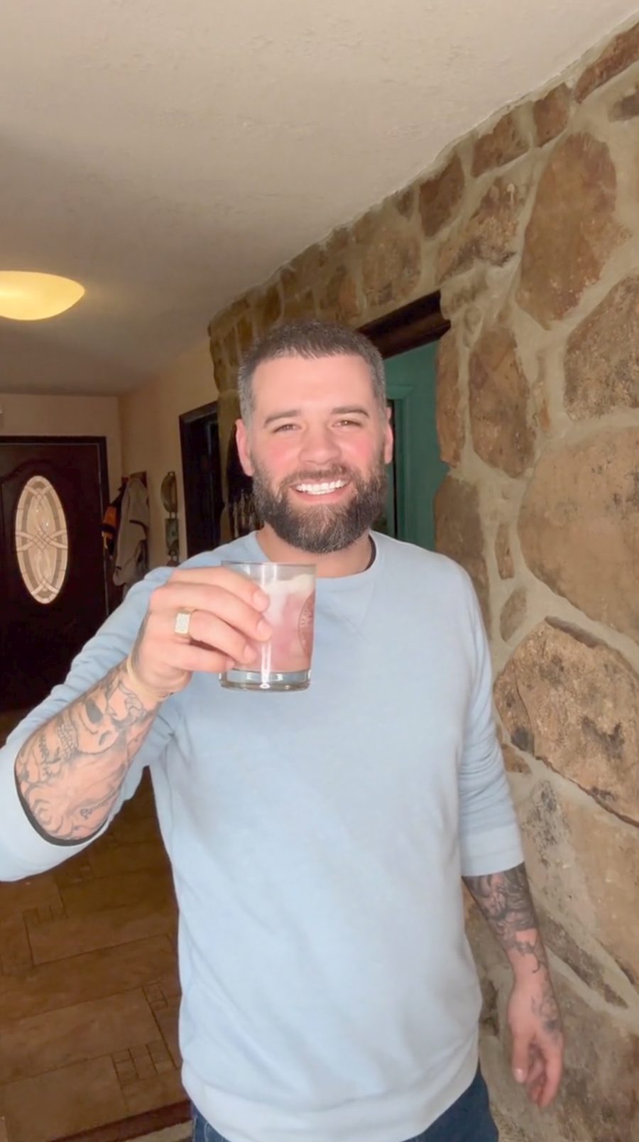 Man smiling with a Ü Relax drink