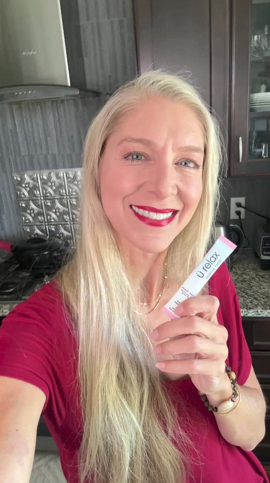 Customer holding a Ü Relax stick pack