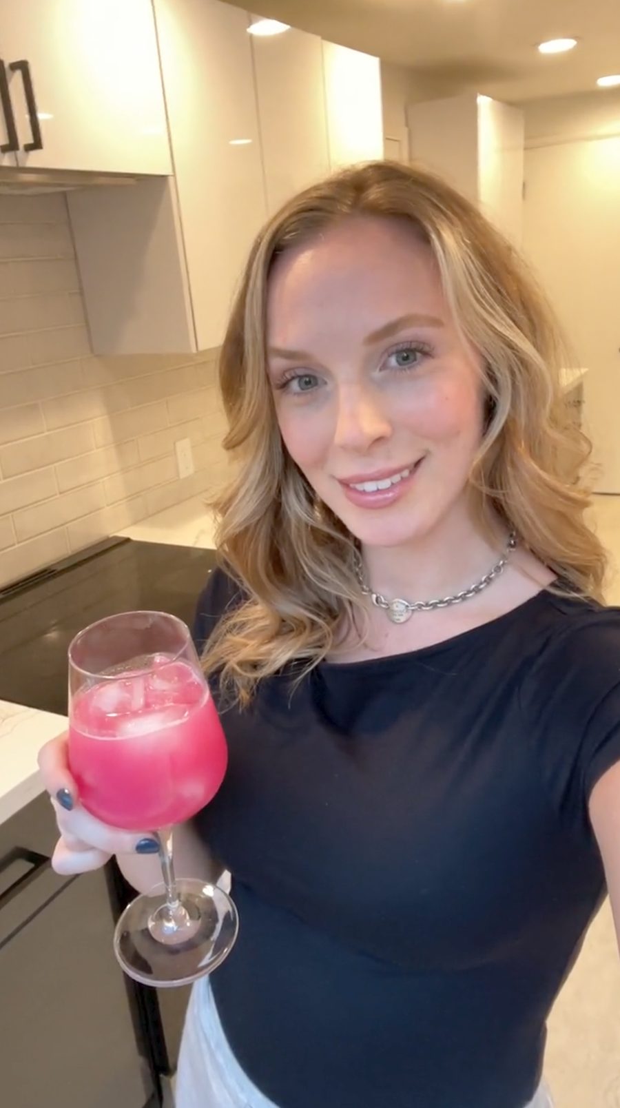 Woman with a Ü Relax pink calming drink