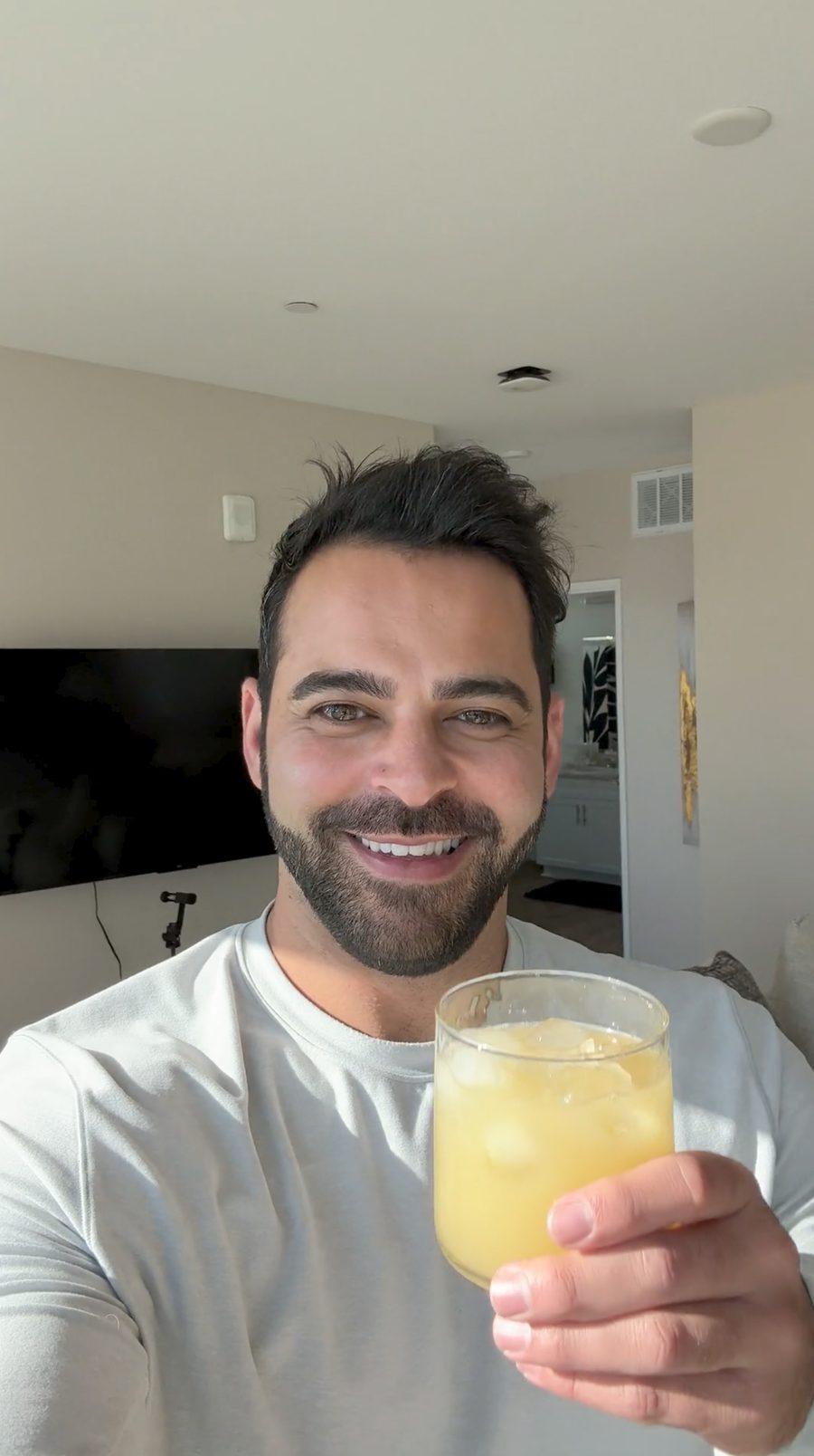 Man enjoying a Ü Relax pineapple drink